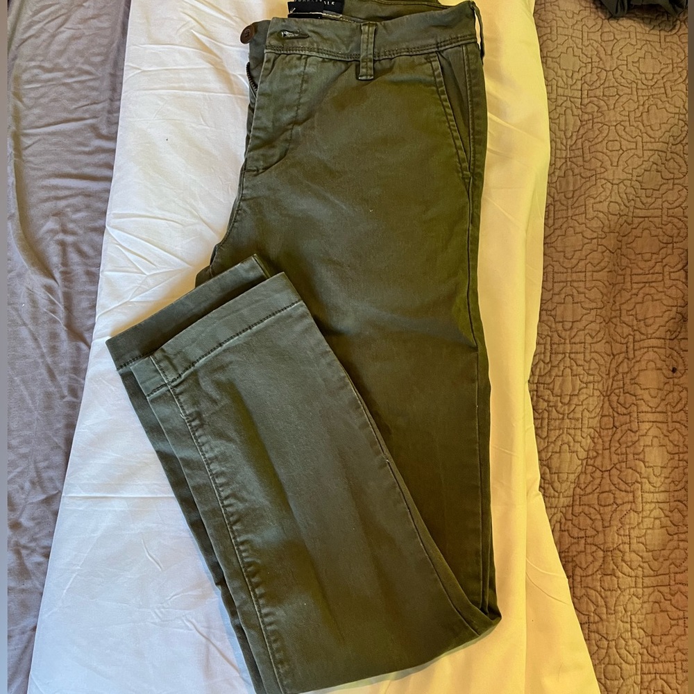 Like new Aeropostale skinny chino in green 27/28